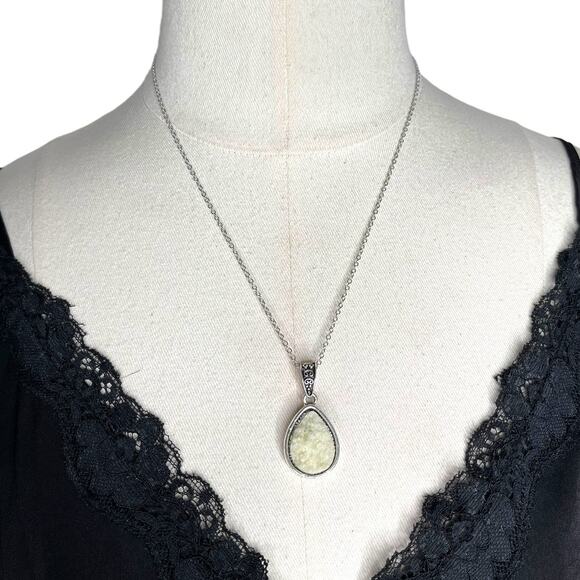 Druzy Pendant Necklace Silver Tone and White/ Cream - Untested - Picture 2 of 10